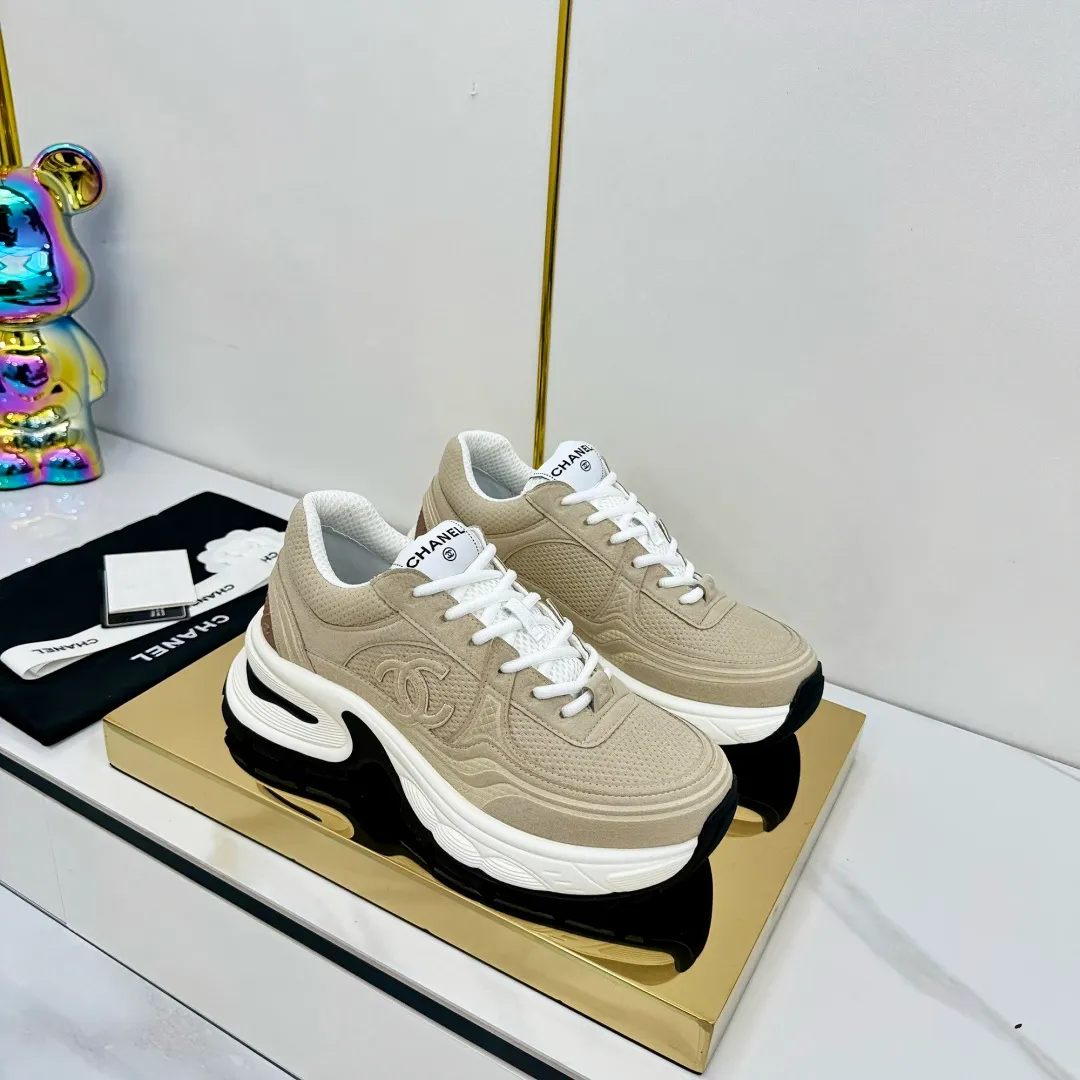 👟👟Ex-factory price 680👟👟 Upgraded version, upgraded version, upgraded version! No rebuttal accepted! ! ! ! Chanel Chanel panda shoes! 2025 counter's top casual sports shoes. This classic design; the upper is electro-embroidered with a variety of techniques; the outsole is fashionable and sporty; the unusual inclusion of a variety of color matching elements... The diversified mix and match is very good-looking and versatile, and can be used for leisure, fashion, sports, and outdoor... ꫛꫀꪝ Go➫ Materials: ❶Upper made of: original imported first-layer silk cowhide + original waterproof cloth + original first-layer cowhide ❷Inner lining: Original Yangli+Net ❸Outsole based on: Original TPU combination outsole Counter boutique packaging complete set for women 35–41 👉 👉 👉 👉